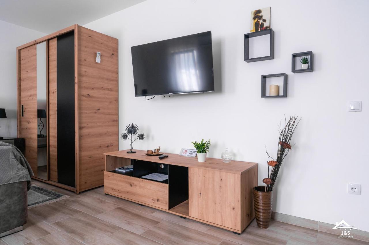 J&S Apartments Ni Buitenkant foto